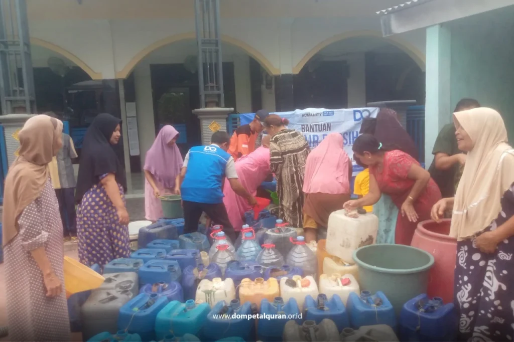 Penyaluran Air Bersih DQ Cabang Gresik di Desa Lengkong, Kecamatan Cerme, Gresik