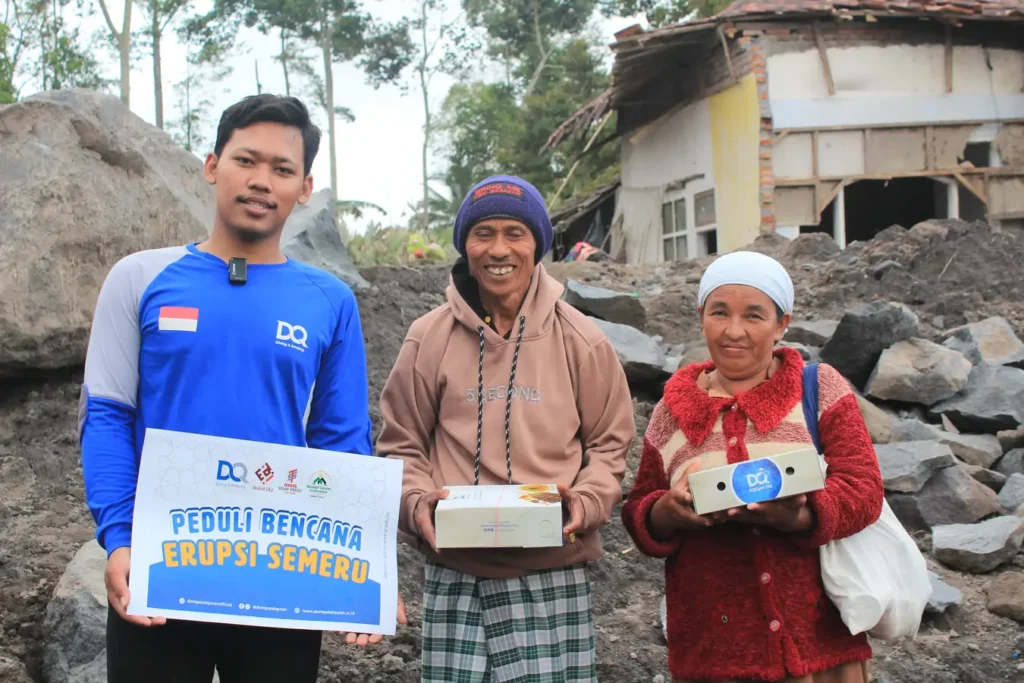 penyaluran bantuan untuk warga terdampak erupsi semeru