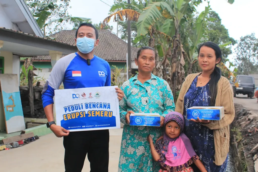 penyaluran bantuan semeru