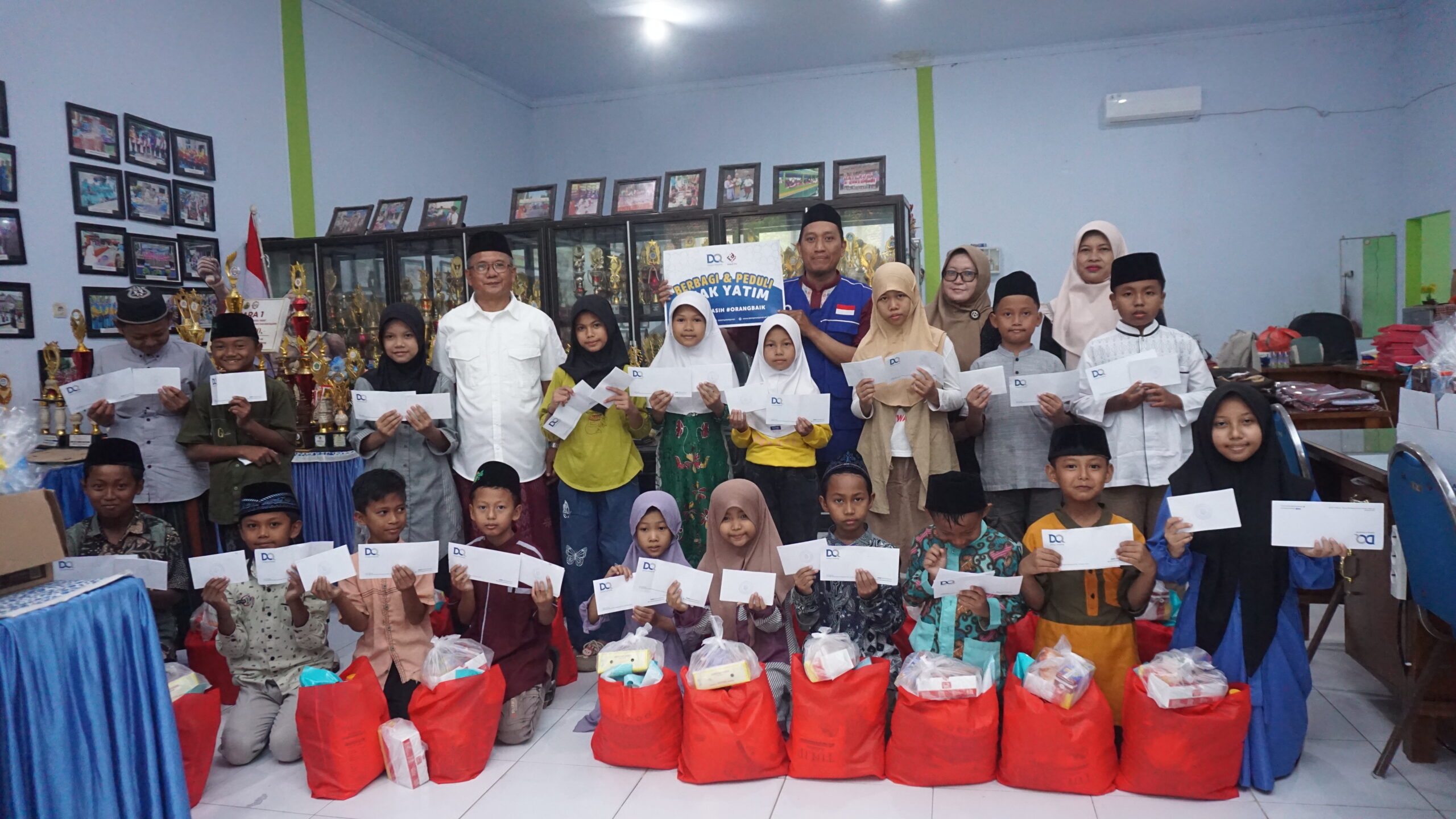 Tebar Kepedulian di Bulan Ramadhan, DQ Berbagi Santunan untuk Anak Yatim di SDN Trowulan Mojokerto