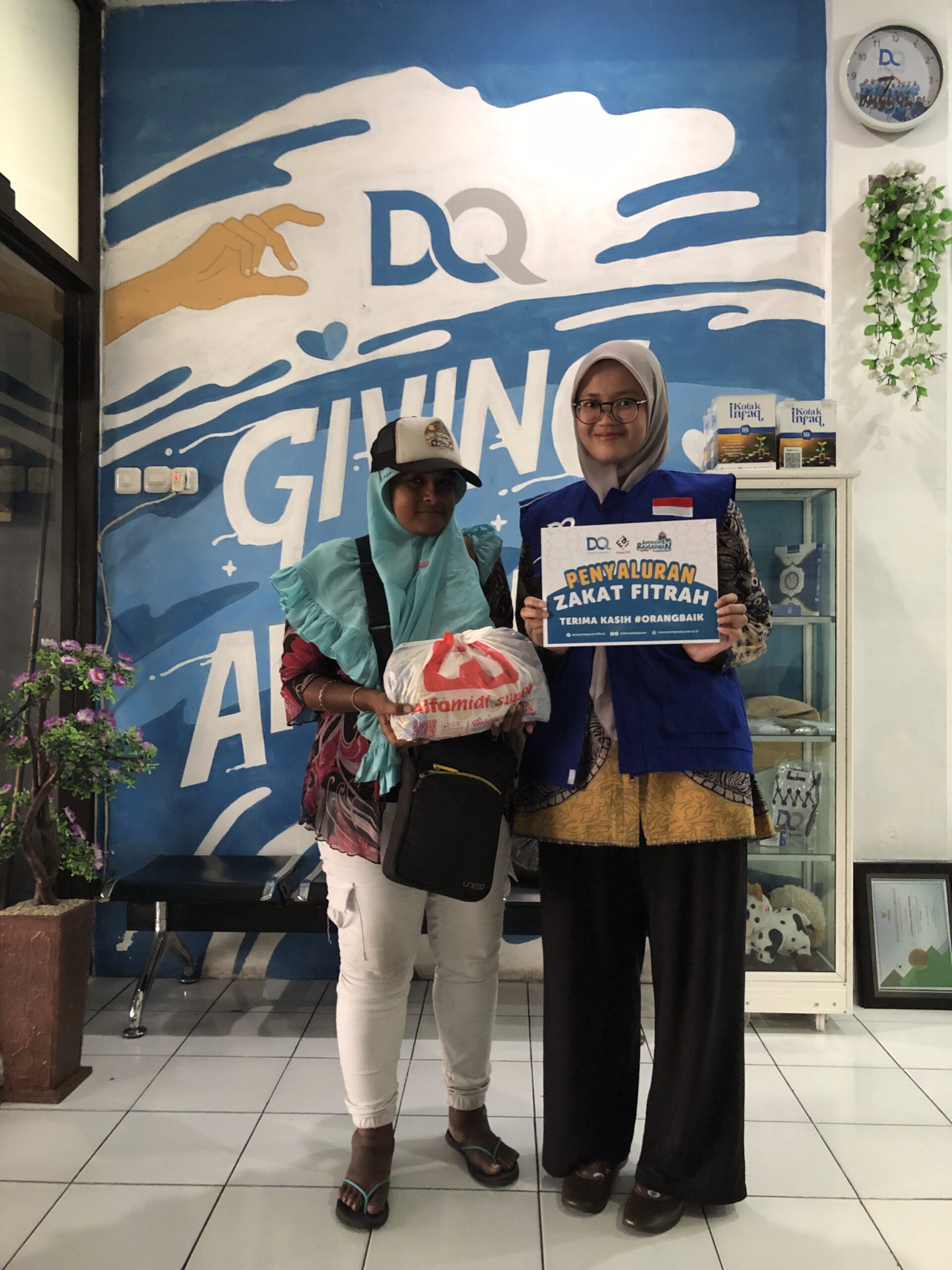 DQ Salurkan Zakat Fitrah untuk 168 Mustahik di Kabupaten Sidoarjo dan Kabupaten Jember, Jawa Timur