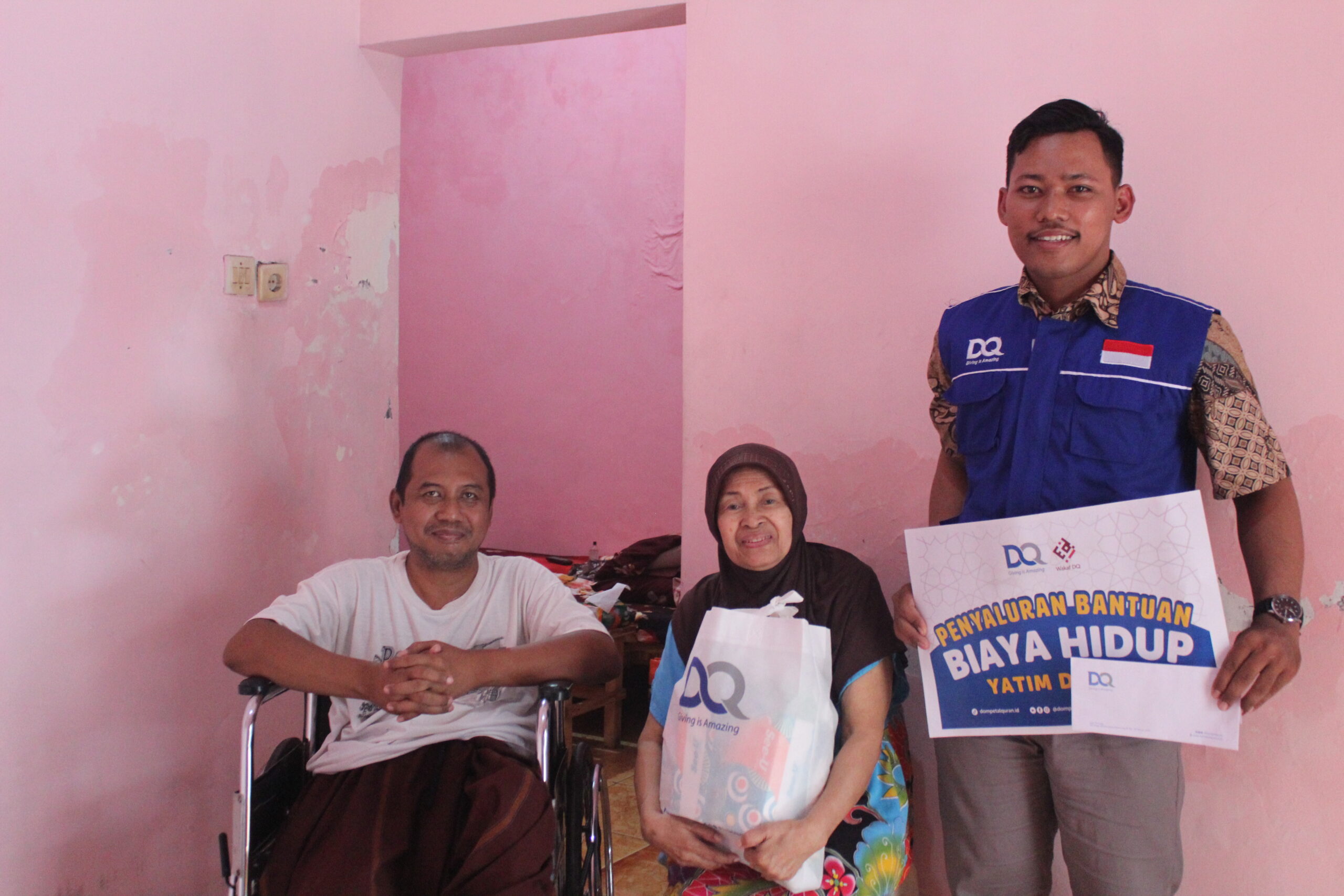 DQ Salurkan Bantuan Biaya Hidup, Ringankan Perjuangan Ibu Mustiah Rawat Anaknya yang Lumpuh di Usia Senja