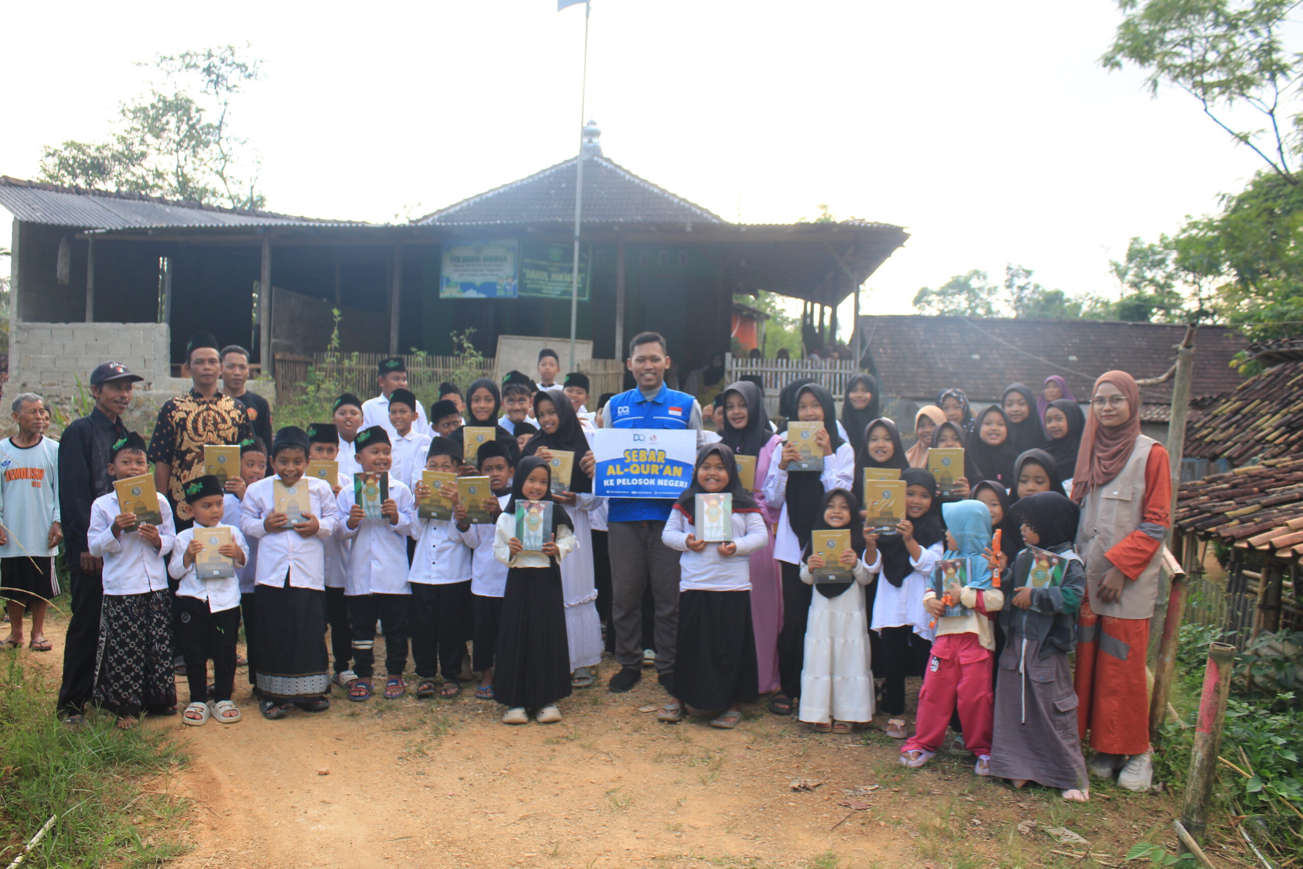 Menebar Cahaya Al-Qur’an, DQ Salurkan Mushaf di Pelosok Pacitan