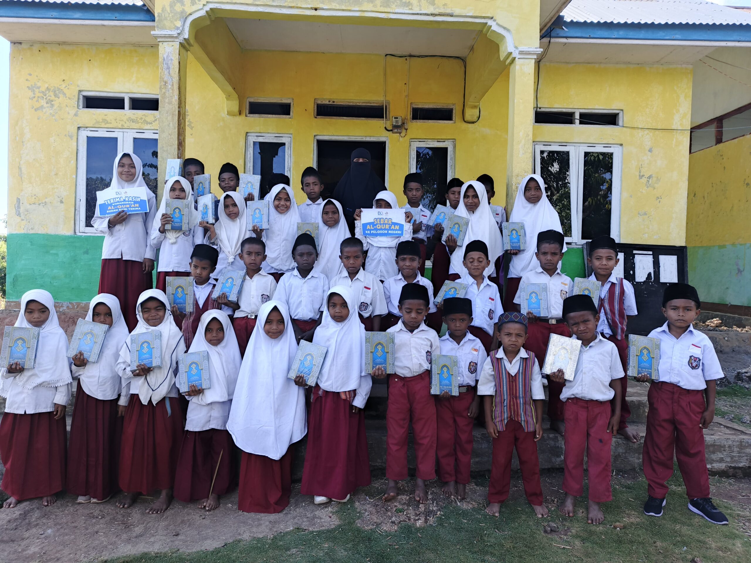 40 Mushaf Al-Qur’an Disalurkan untuk Santri di Alor NTT