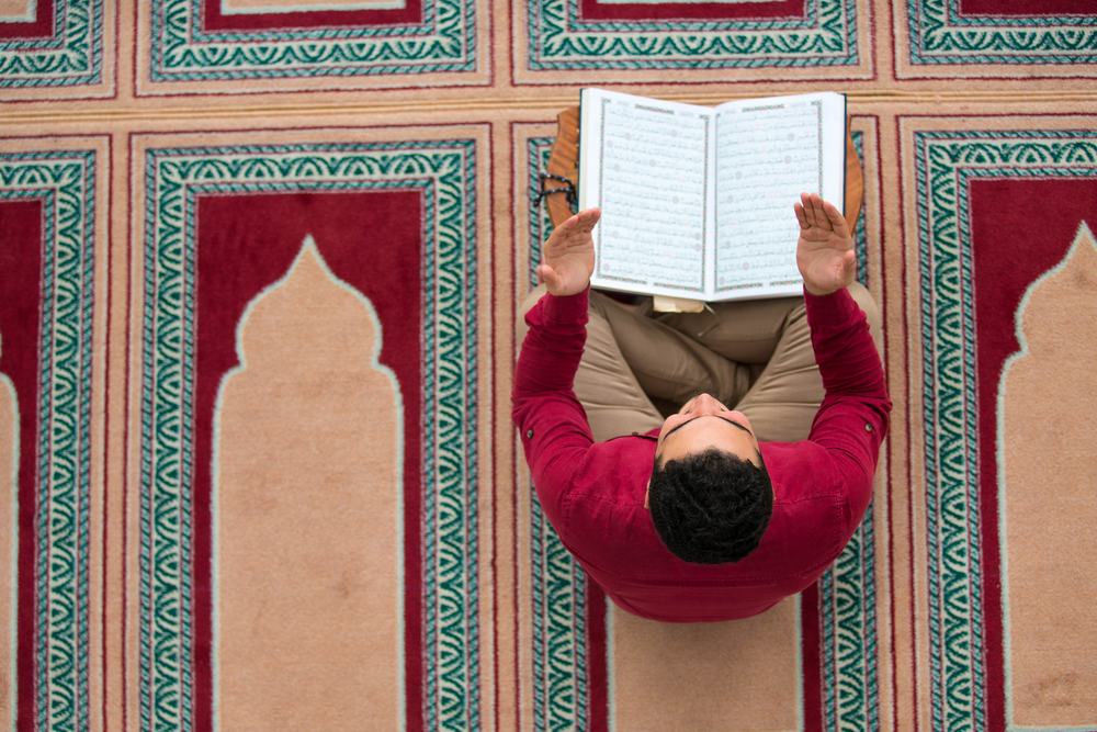 Hukum Mengeraskan Suara Saat Membaca Al-Qur’an