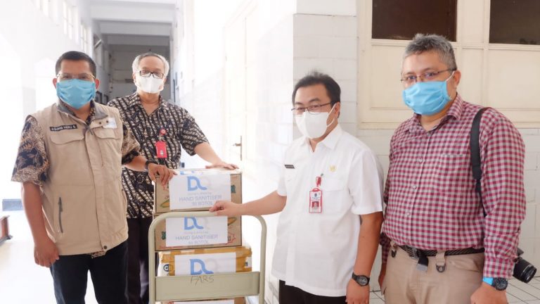 DQ Serahkan Bantuan APD kepada RSUD dr Soetomo Surabaya