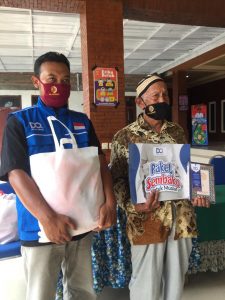 DQ Bagikan Puluhan Sembako untuk Mualaf Desa Ngembat Mojokerto