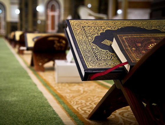 Hukum Membaca Al Qur’an dari Belakang