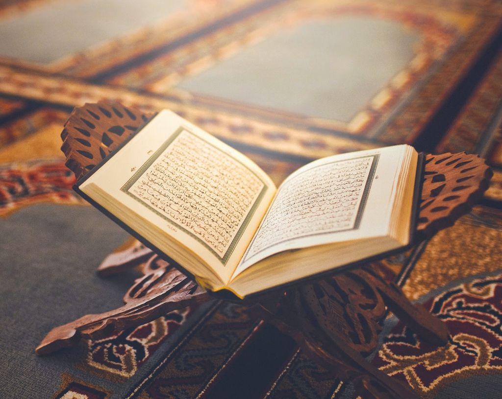 Disadari  atau tidak, Al-Qur’an memuat untaian kalimat dengan nilai sastra yang tinggi. Diturunkan di tengah bangsa Arab yang begitu memuliakan keindahan kata,