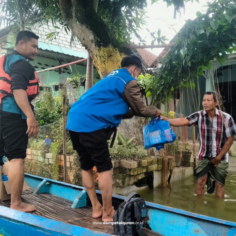 Banjir Bojonegoro, DQ Berbagi Takjil Gratis dengan Naik Perahu
