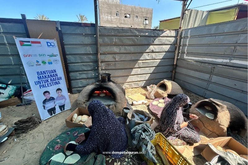 Proses Pembuatan Roti Untuk Warga Palestina