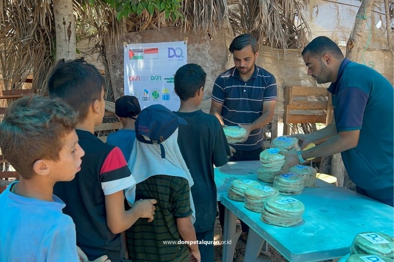 Penyaluran Makanan Roti Untuk Anak Terdampak Perang