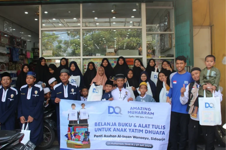 Foto Bersama Setelah Membeli Perlengkapan Sekolah