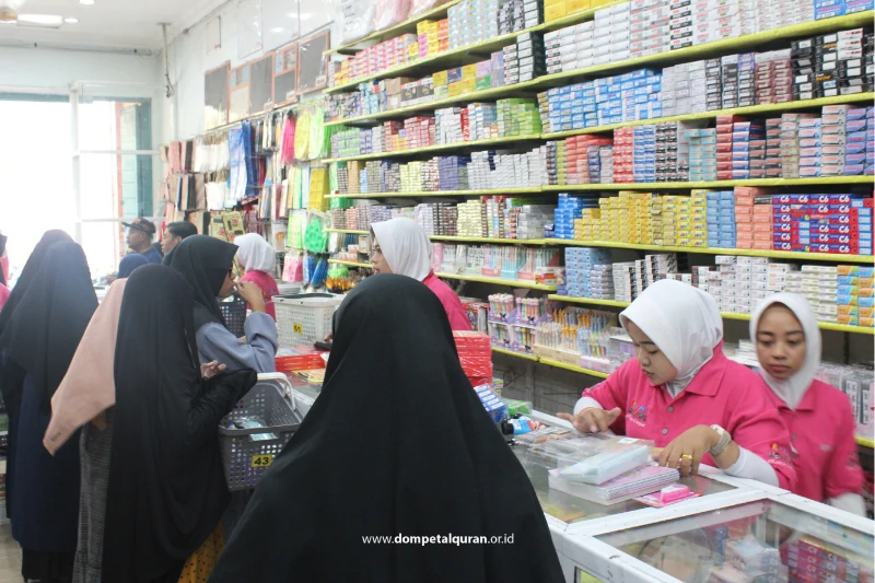 Adik Yatim Memilih Perlengkapan Sekolah