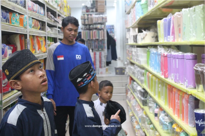 Adik Yatim Di Temani Amil Untuk Mencari Perlengkapan Sekolah