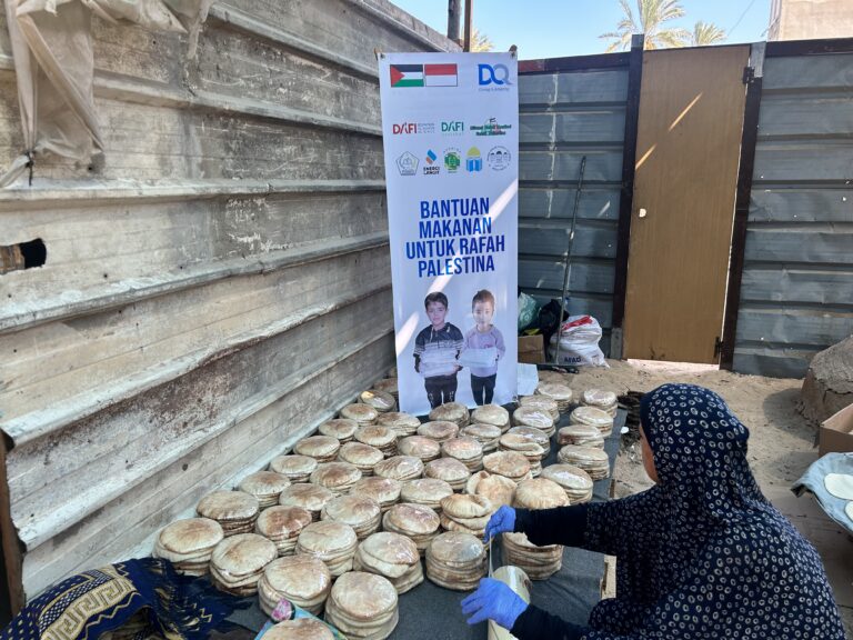 DQ Salurkan Bantuan Paket Makanan Roti Untuk Pengungsi Warga Rafah Palestina