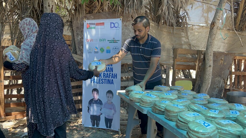 Penyaluran Roti Untuk Warga Pengungsi Palestina