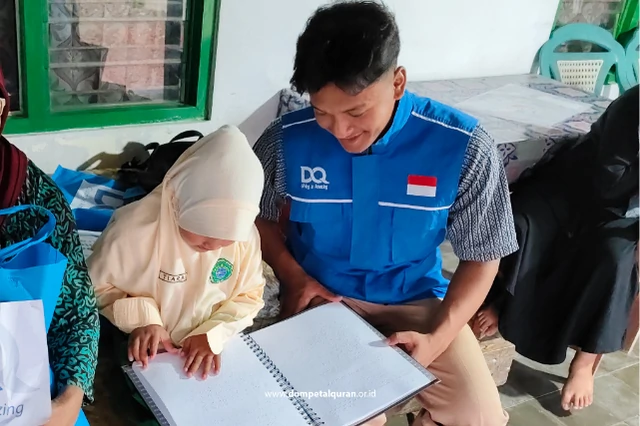 Adik Tiara Sedang Mengenal Huruf Hijayah Pada Al-Qur'an Braille