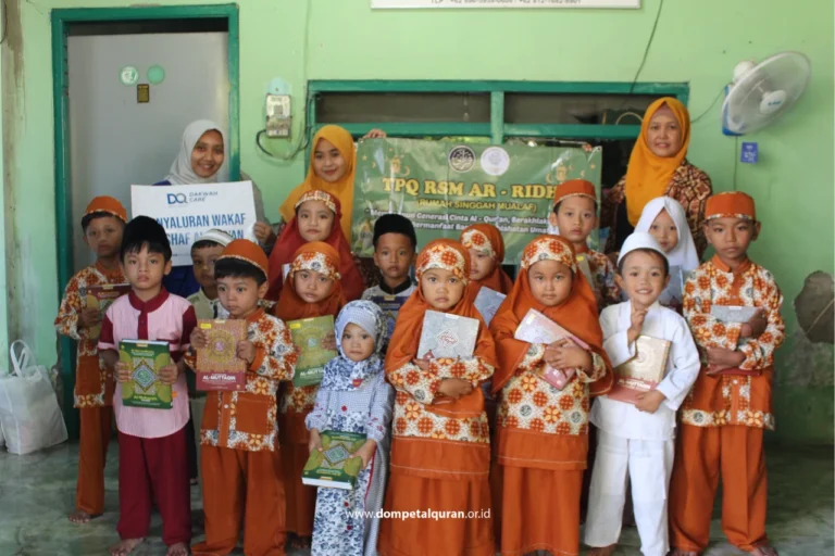 Penyaluran Wakaf Mushaf Al-Quran Donatur DQ Untuk Santri TPQ Rumah Singgah Mualaf Ar-Ridho