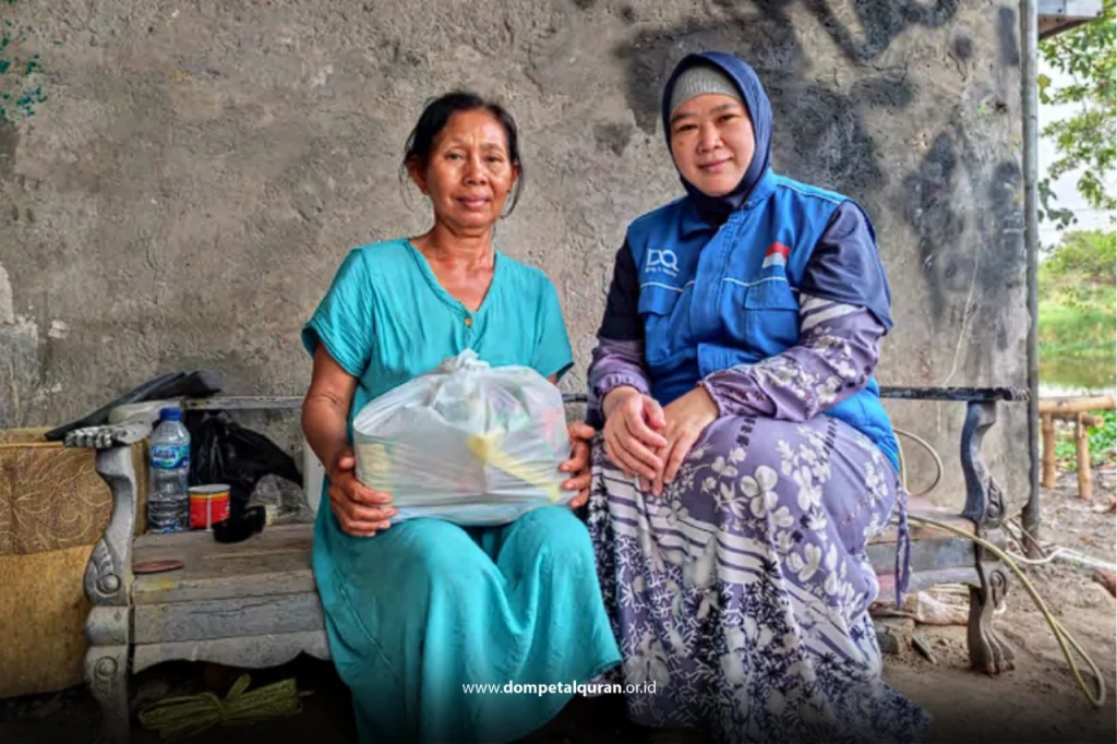 LAZ DQ Bojonegoro Berikan Bantuan Sembako Untuk Mbah Sampuna